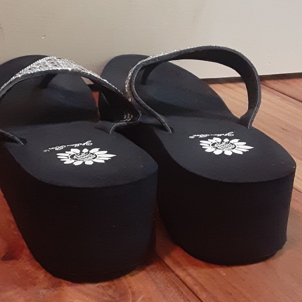 Yellow Box Flip-flops - Picture 2 of 6